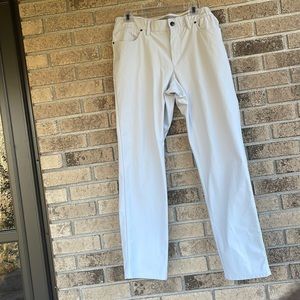 Under Armour 34/32 Golf pants in great shape-light grey in color